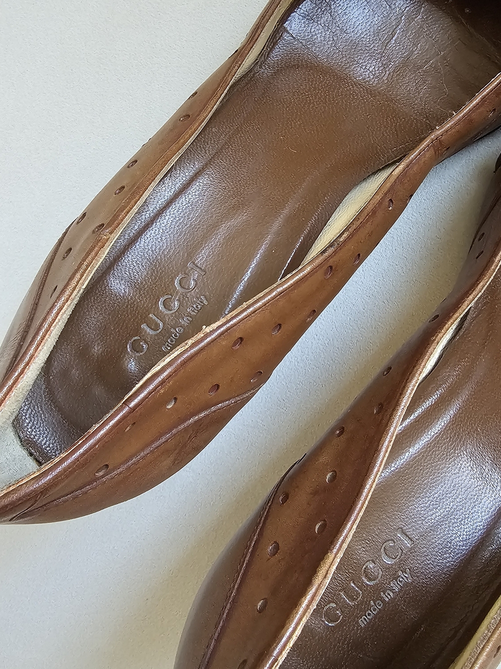 Gucci Vintage Tan Leather Pointed-Toe Kitten Heels with Gold Logo - Picture 2 of 14